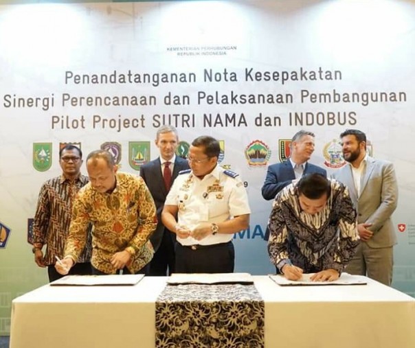 Wali Kota Pekanbaru (kanan) turut menandatangani MoU Proyek Percontohan Transportasi Perkotaan. Foto: Humas Pemko Pekanbaru.