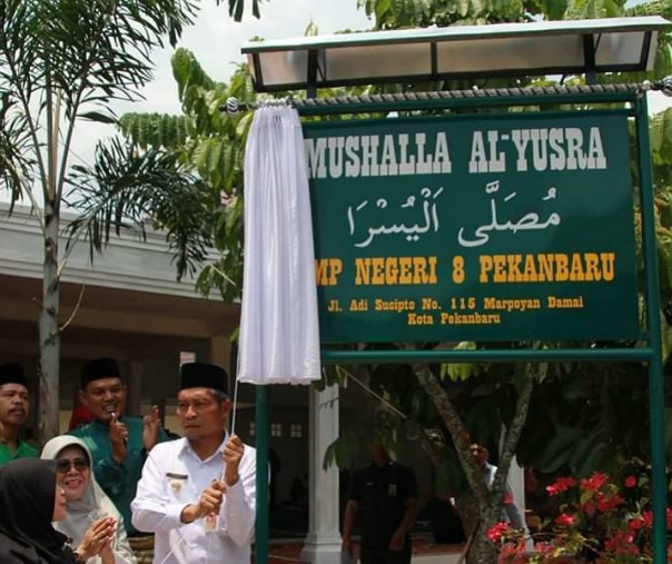 Wakil Wali Kota Pekanbaru Ayat Cahyadi membuka tirai tanda pengoperasian Musala Al-Yusra di SMPN 8 Pekanbaru. Foto: Humas Pemko Pekanbaru.