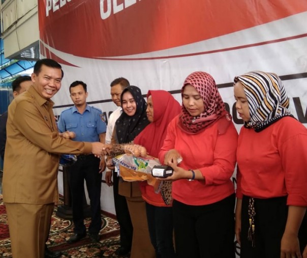 Wali Kota Pekanbaru Firdaus saat menyalurkan bantuan pangan non tunai kepada keluarga penerima manfaat. Foto: Surya/Riau1.