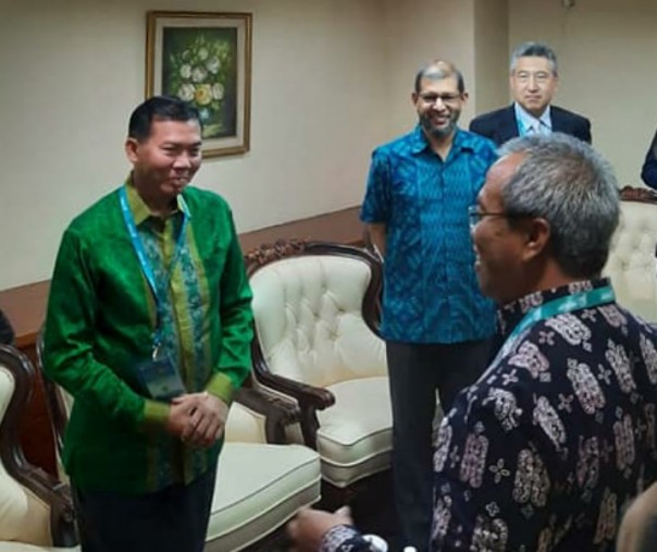 Wali Kota Pekanbaru Firdaus (batik hijau) saat berbincang dengan pejabat BI dan Kemenpar di Jakarta, Jumat (15/11/2019). Foto: Istimewa.