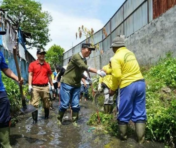 Wali Kota Pekanbaru Firdaus bersama warga membersihkan drainase beberapa waktu lalu. Foto: Istimewa.