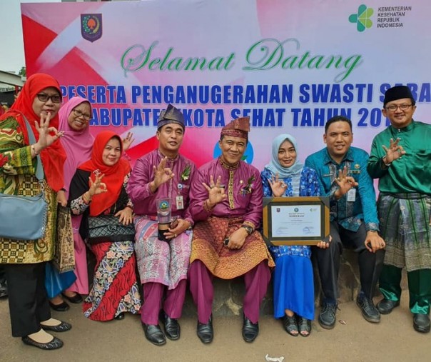 Kota Pekanbaru meraih penghargaan sebagai Kota Sehat kategori padapa pada kegiatan penganugerahan Swasti Saba Kabupaten/Kota Sehat (KKS). Foto: Humas Pemko Pekanbaru.