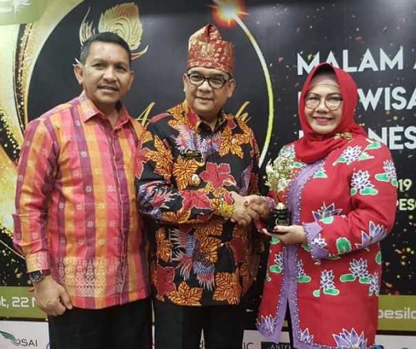 Wakil Gubernur Riau Edy Natar Nasution bersama Asisten II El Syabrina serta Kepala Disbudpar Kota Pekanbaru Nurfaisal foto bersama usai menerima penghargaan API Tahun 2019. Foto: Humas Pemko Pekanbaru.