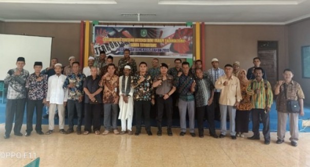 Kapolsek Bengkalis bersama para peserta sosialisasi faham radikalisme dan bahaya karhutla