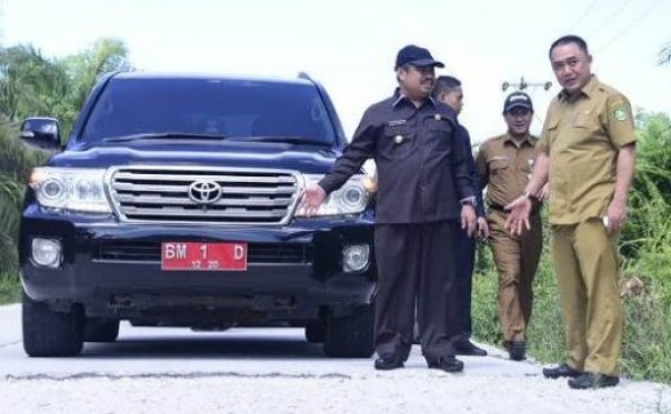 Bupati Bengkalis, Amril Mukminin saat meninjau proyek jalan di Pulau Bengkalis