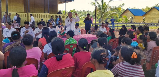 Penyerahan bantuan rumah layak huni masyarakat suku akit