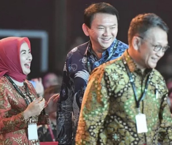 Menteri ESDM Arifin Tasrif (kanan) bersama Direktur Utama PT Pertamina (Persero) Nicke Widyawati (kiri) dan Komisaris Utama Basuki Tjahaja Purnama (tengah). Foto: Antara.