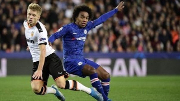 Pemain Valencia Daniel Wass (kiri) berhadapan dengan pemain Chelsea. 