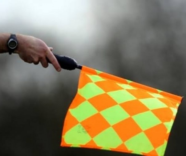 Ilustrasi hakim garis saat mengibarkan bendera tanda offside dalam pertandingan sepak bola (Foto: Istimewa/internet)