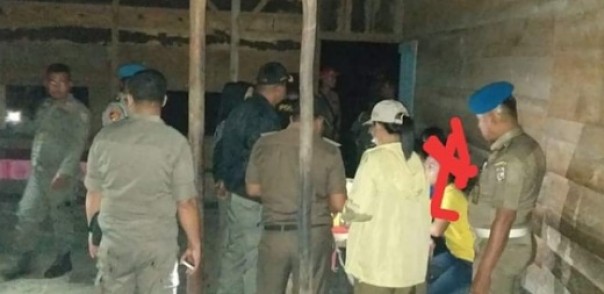 Satpol PP Pelalawan melakukan operasi pekat di kafe remang-remang