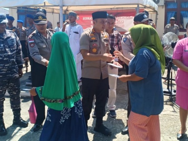 Kapolres Bengkalis, AKBP Sigit Adiwuryanto saat menyalurkan zakat profesi jajaran Polres Bengkalis kepada ratusan mustahik