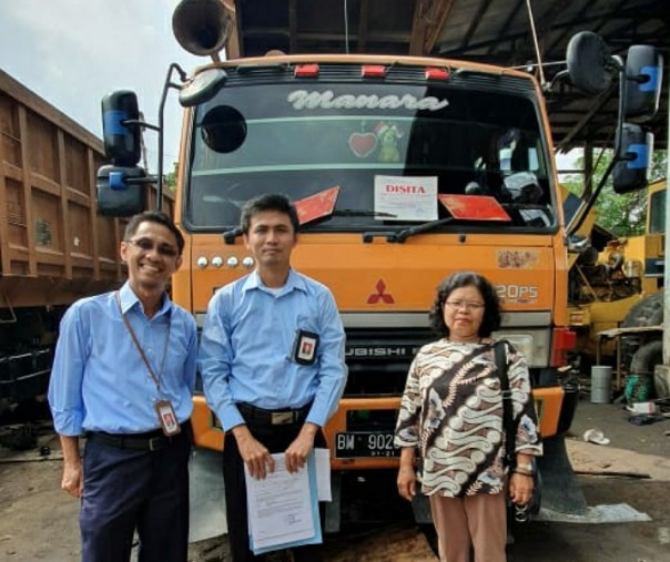 Tim juru sita KPP Pratama Pekanbaru Senapelan menyita dump truck. Foto: DJP Riau.