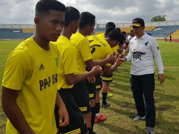 Kepala Dispora Kota Pekanbaru, Zulfahmi Adrian mengalami para pemain sepakbola dari tim PPLP Riau sebelum laga persahabatan dengan tim Diklat Pasbar di Stadion Kaharuddin Nasution Rumbai
