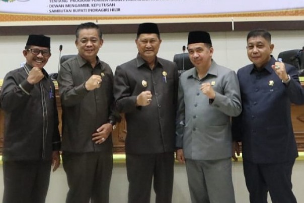 Wabup Inhil bersama Ketua dan Wakil Ketua DPRD Inhil usai sidang paripurna