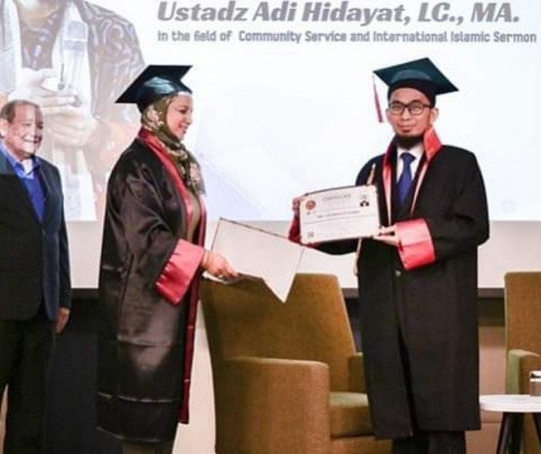 Ustaz Adi Hidayat dianugerahi honorary doctorate award di Turki (Foto: Istimewa/internet)