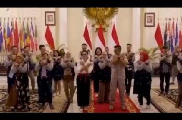 Retno Marsudi dkk sedang goyang TikTok. 