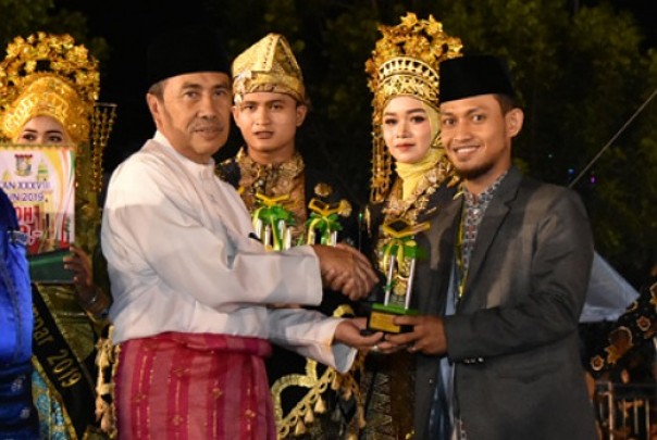 Gubernur Riau, Syamsuar menyerahkan piala kepada kafilah Bengkalis yang meraih predikat terbaik II di ajang MTQ ke-38 Riau di Kabupaten Kampar
