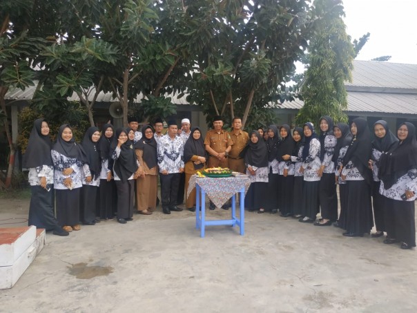 Upacara peringatan hari guru di SMP Negeri 4 Tebing Tinggi