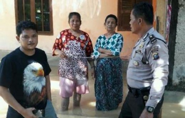 Aparat kepolisian bersama warga Kelurahan Muara Lembu, Kuansing yang terdampak banjir luapan sungai Singingi