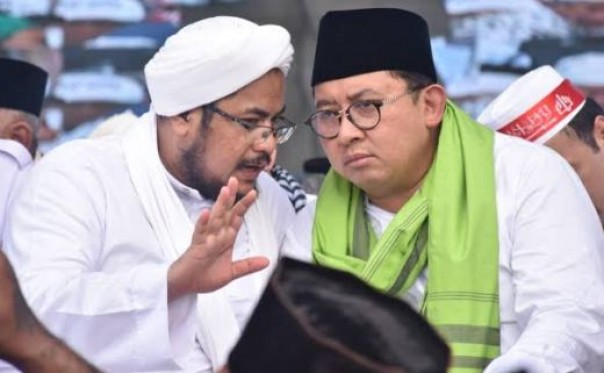 Anggota DPR RI, Fadli Zon (kanan) saat menghadiri Reuni 212 di Monas