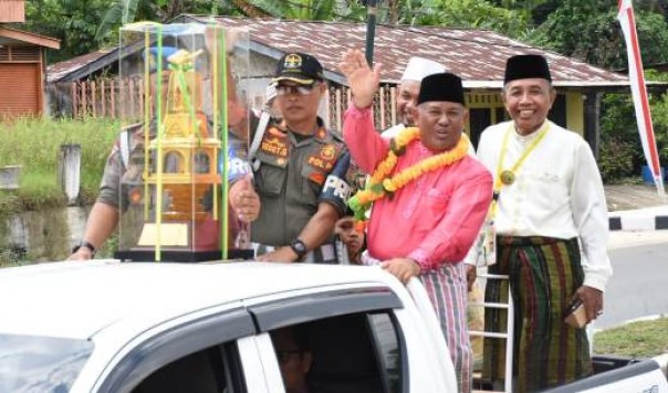 Sekdakab Kampar, Yusri saat mengarak piala juara umum MTQ ke-38 Riau 2019 yang diraih kontingen Kabupaten Kampar