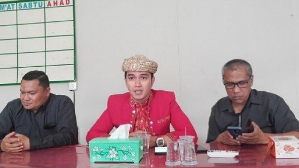 Aldi Taher (tengah) saat menyambangi DPW PKS Sumbar