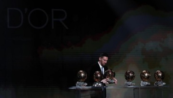 Lionel Messi saat menerima Ballon d'Or tahun 2019, Selasa dini hari WIB. 