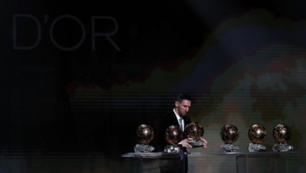 Lionel Messi saat menerima Ballon d'Or tahun 2019, Selasa dini hari WIB. 