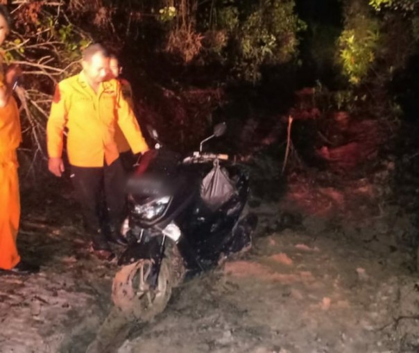 Tim SAR usai mengevakuasi sepeda motor Riko yang terjebak lumpur dalam, Selasa dini hari (Foto Basarnas)