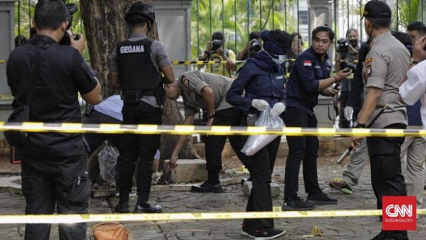 Petugas mengamankan lokasi bom Monas Jakarta, Selasa. 