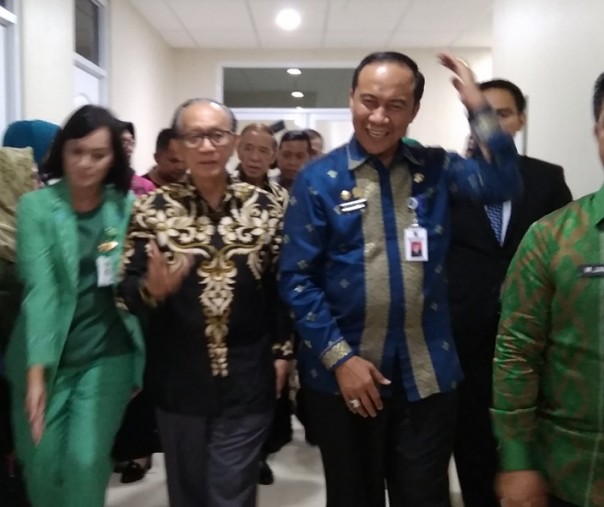 Sekdako Pekanbaru M Noer saat meninjau ruangan medis di RS Hermina bersama Presiden Direktur PT Medikaloka Hermina Hasmoro. Foto: Surya/Riau1.