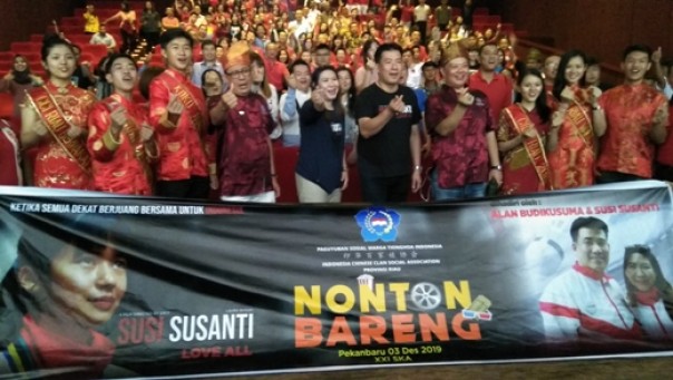 Susi Susanti dan Alan Budikusuma bersama jajaran pengurus PSMTI Riau dan seluruh masyarakat suku tionghoa saat nobar film Susi Susanti Love All di XXI Mal SKA Pekanbaru (foto: barkah/riau1.com)