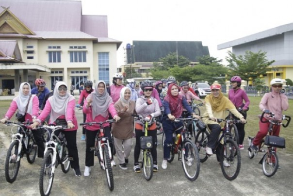 Ketua Bhayangkari Riau, Erni Tri Susilowati Agung Setia saat gowes bersama di Siak