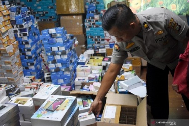Penggerebekan pabrik ponsel ilegal di Jakarta