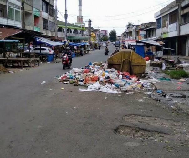Bak sampah di Jalan Agus Salim. Foto: Surya/Riau1.