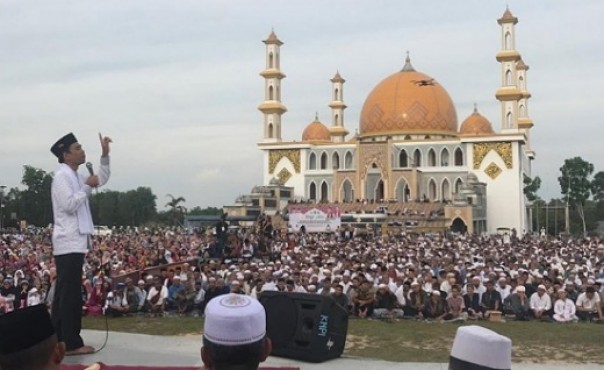 Ustaz Abdul Somad saat memberikan tausiyah di Masjid Agung Sukamara Kalteng (foto: ig/@ustadzabdulsomad_official)