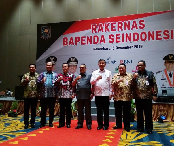 Wagubri Edy Natar Nasution (tengah) foto bersama Wali Kota Pekanbaru Firdaus (kemeja putih) bersama pejabat lainnya usai membuka Rakernas Bapenda se-Indonesia di SKA Co Ex, Kamis (5/12/2019). Foto: Surya/Riau1.