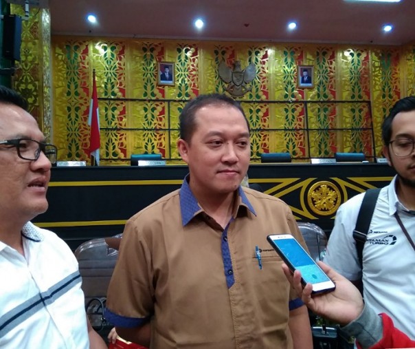 Sales Manager Retail Pertamina Riau, Hendri Eko usai rapat dengar pendapatan bersama Komisi II DPRD Pekanbaru. Foto: Surya/Riau1.