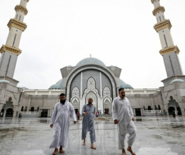 Sejumlah umat Muslim berjalan meninggalkan Masjid Wilayah usai melangsungkan ibadah Salat Jumat di Kuala Lumpur. Foto: AP.