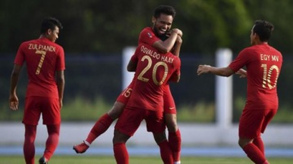 Timnas Indonesia bergembira usai tundukkan Laos 4-0.