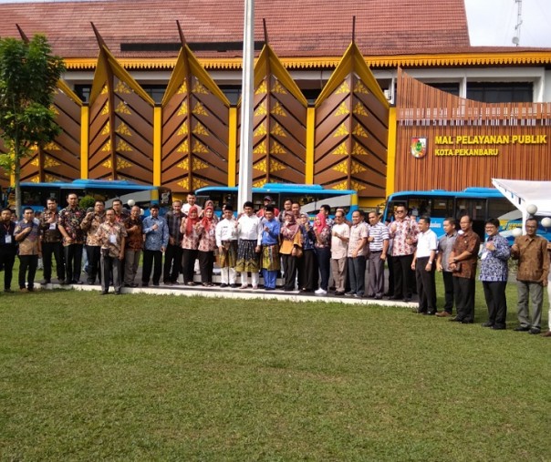 Kepala Bapenda seluruh Indonesia foto bersama di Halaman Mal Pelayanan Publik Pekanbaru. Foto: Surya/Riau1.