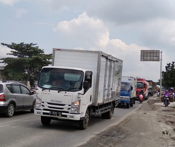 Truk bertonase besar melintas di Jalur lingkar luar, Jalan Air Hitam, Pekanbaru. Foto: Surya/Riau1. 