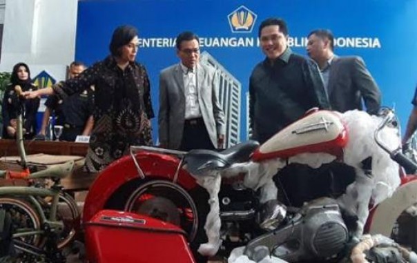 Menteri BUMN, Erick Thohir dan Menteri Keuangan, Sri Mulyani saat ekspos pengungkapan kasus penyelundupan moge dan sepeda mahal menggunakan pesawat Garuda