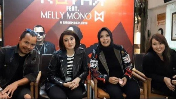 Melly Mono (dua dari kiri) bersama personel Band Kotak, Cella, Tantri dan Chua