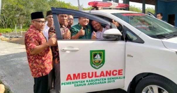 Anggota Komisi IV DPRD Bengkalis, Firman saat menyerahkan satu unit ambulance dalam reses ke Desa Palkun