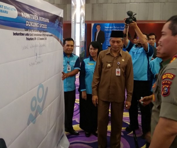 Wakil Wali Kota Pekanbaru Ayat Cahyadi meneken komitmen bersama instansi vertikal untuk menyukseskan sensus penduduk 2020 di Hotel Royal Asnof, Senin (9/12/2019). Foto: Surya/Riau1.