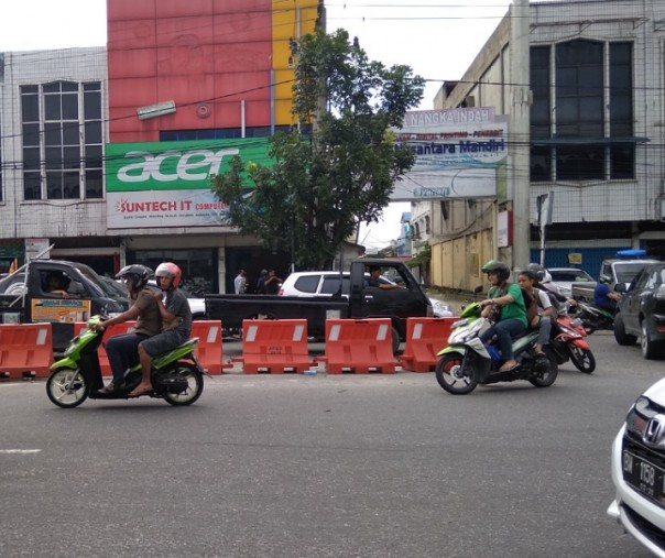 Dishub Pekanbaru memasang water barrier di dua U-turn Jalan Tuanku Tambusai untuk mempersempit kendaraan yang hendak berputar arah. Foto: Surya/Riau1.