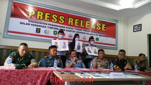 Kantor Imigrasi Bengkalis ekspos pengungkapan kasus penyelundupan 12 WNI dari Malaysia ke Pulau Rupat