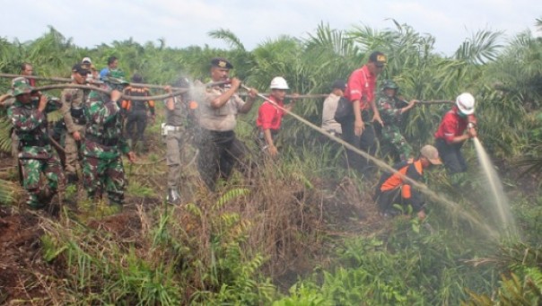 Tim TNI-Polri saat melakukan simulasi penanganan Karlahut di Inhil