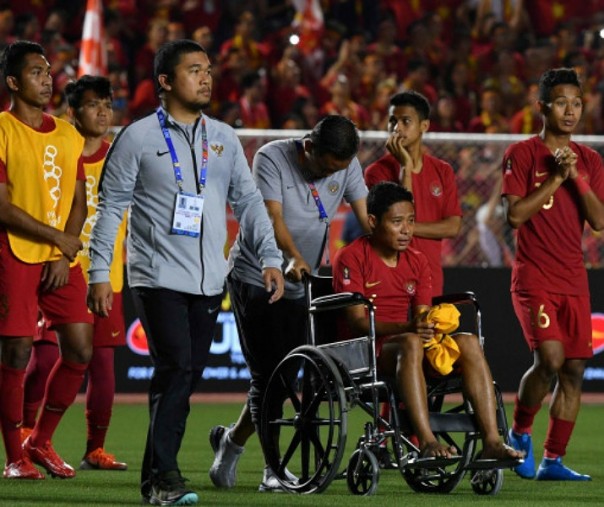 Ketua Umum PSSI Mochamad Iriawan (ketiga kanan) mendorong kursi roda pemain Timnas U-23 Indonesia Evan Dimas yang cedera. Foto: Antara.